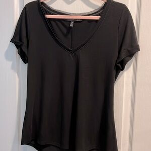 🧡White House Black Market black Short Sleeve Vee neck Tee w satin neckline